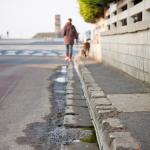 Bernières sur mer, traces des chenilles de chars canadiens laissées sur les bordures de trottoir.