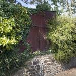 Mur en caisses de munitions d'un abri de jardin, Hamars.