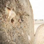 Projectile fiché dans le mur d'un bunker, Bernières sur mer.