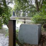 Tickell bridge. Une des piles du pont Bailey qui fut remplacé par l'actuelle passerelle de l'Orne à Caen.Construit en aout 44 en une semaine, on peut toujours apercevoir tracés dans le ciment le nom de trois sappers canadiens sur chaque face ( sur celle-ci : M.R Chabman )